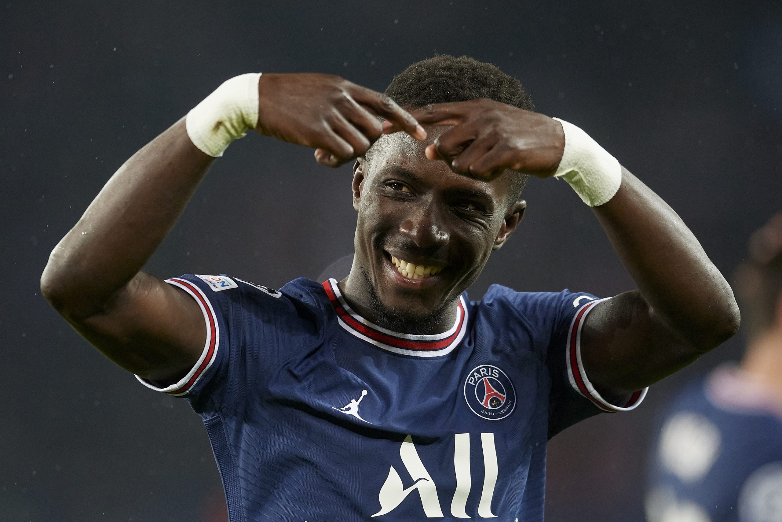 إدريسا غاي نجم السنغال الذي تحدى حملات دعم المثليين (رويترز)