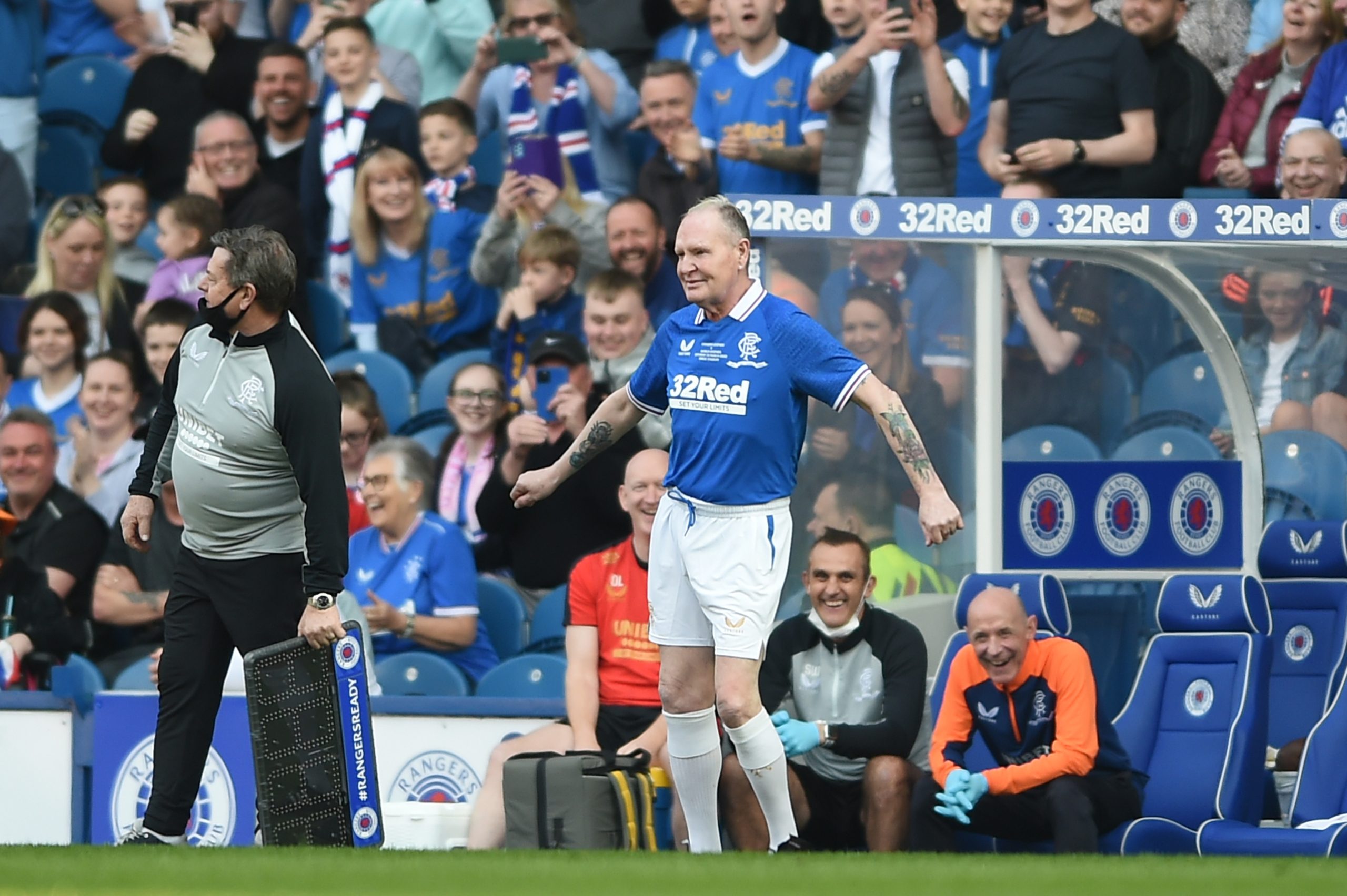 خان مانشستر يونايتد مقابل سرير تشمس لأخته فشتمه فيرغسون.. سيرة المشاغب بول غاسكوين