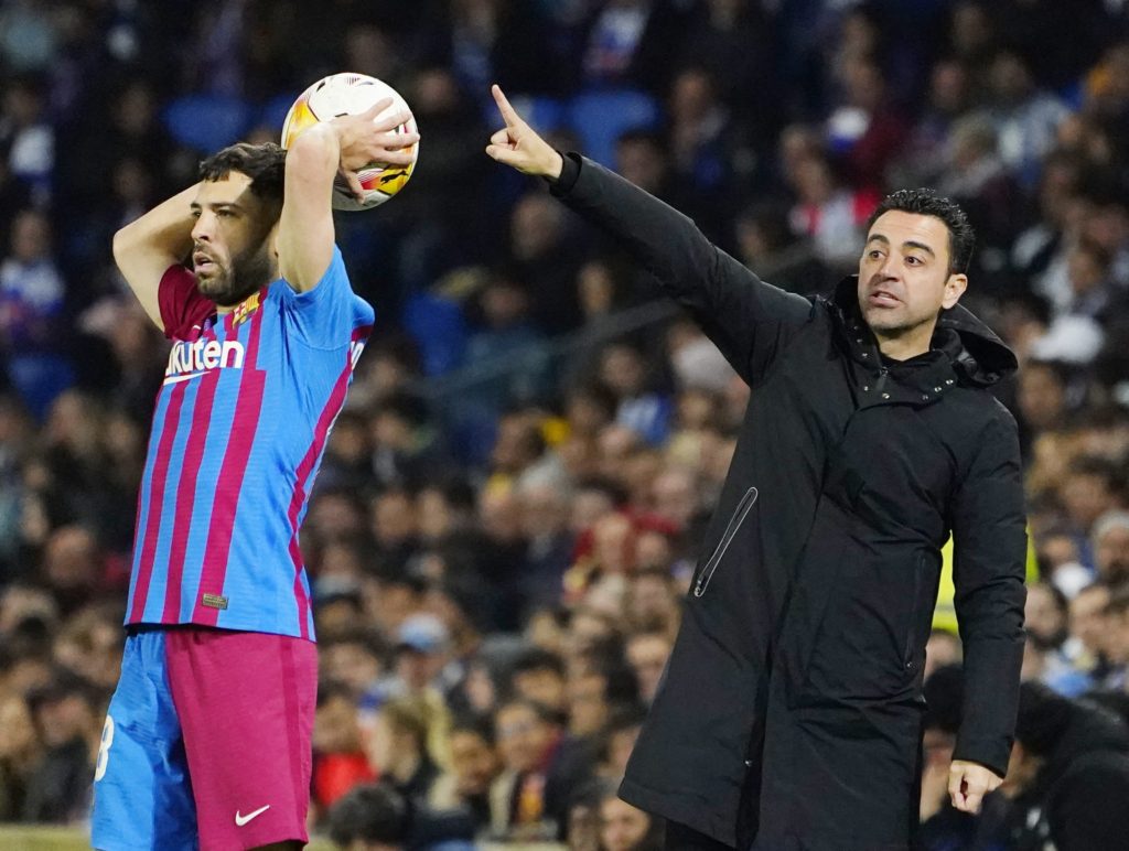 تشافي مدرب برشلونة يريد ضم بن سبعيني للفريق (رويترز)