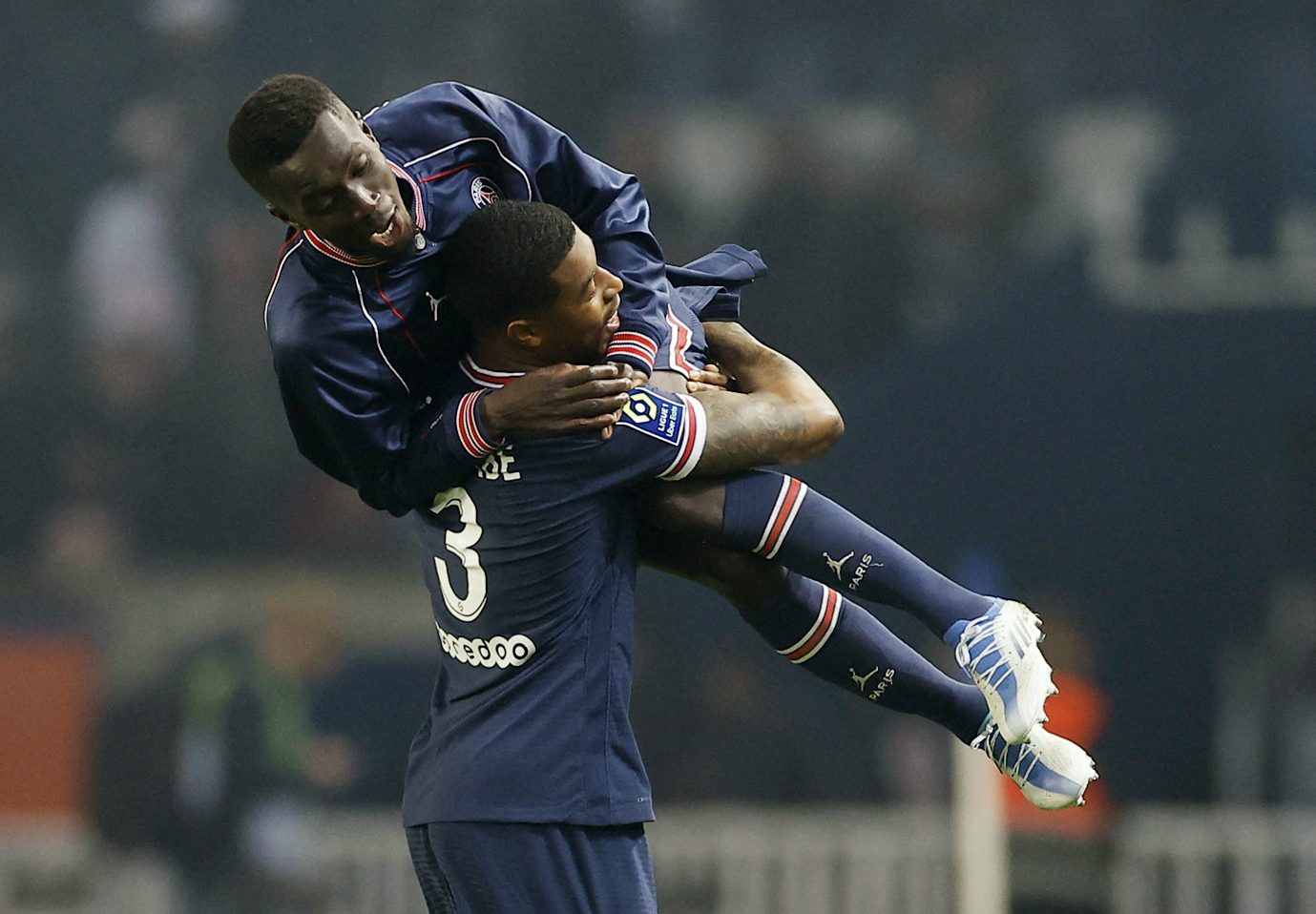 إدريسا غانا غاي رفقة زميله كيمبيمبي