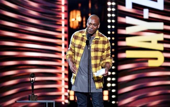 هاجمه بنصل سكين! فيديو لرجل يضرب ممثلاً أمريكياً على المسرح، وكريس روك يعلّق: هل كان ويل سميث؟