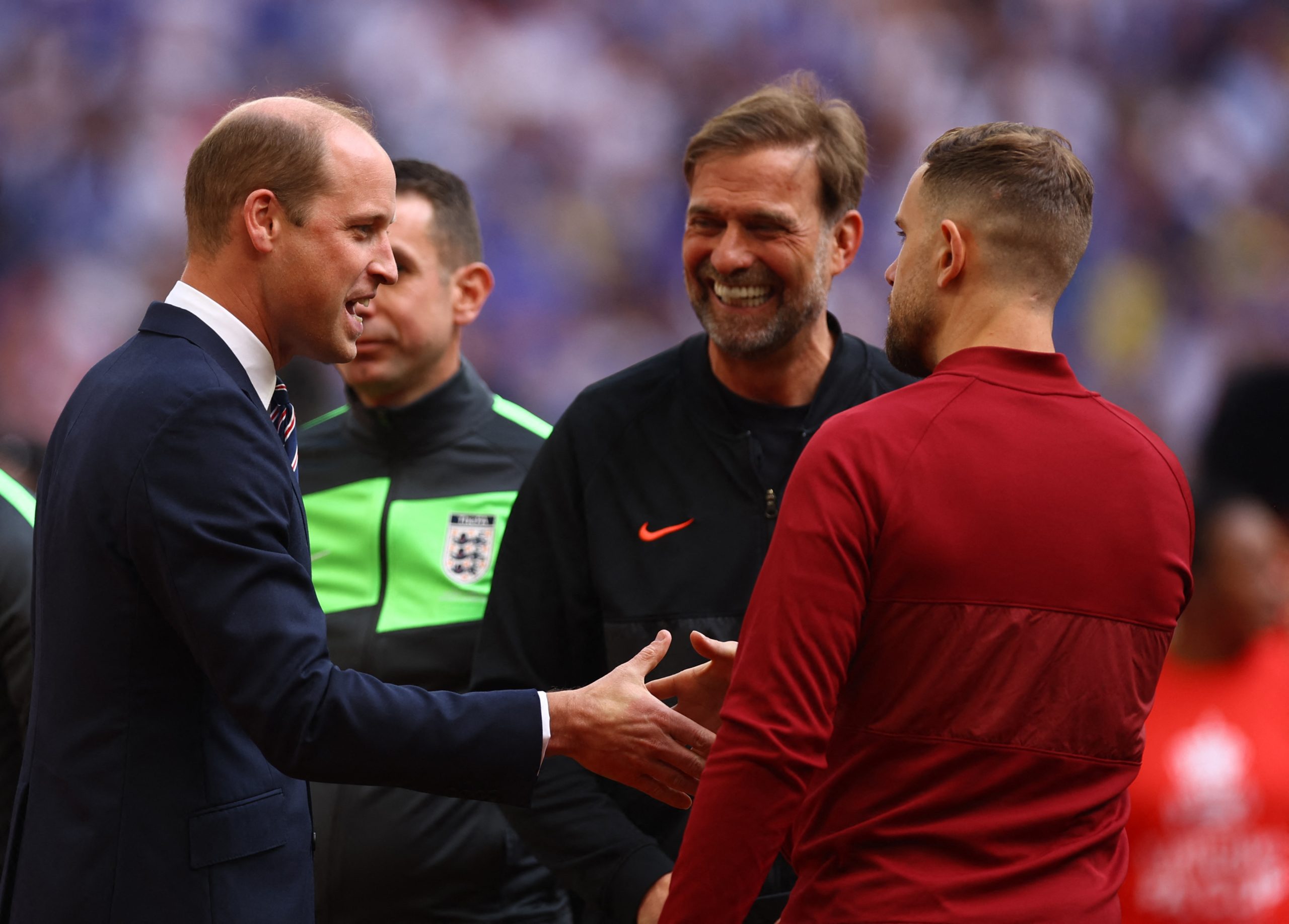 الأمير ويليام أكثر أفراد العائلة المالكة في بريطانيا اهتماماً بكرة القدم (رويترز)