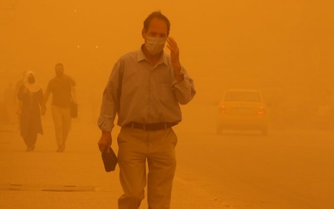 عاصفة ترابية تشلّ الحركة في العراق.. الرمال غطت المنازل وأغلقت المطارات والمدارس (فيديو)