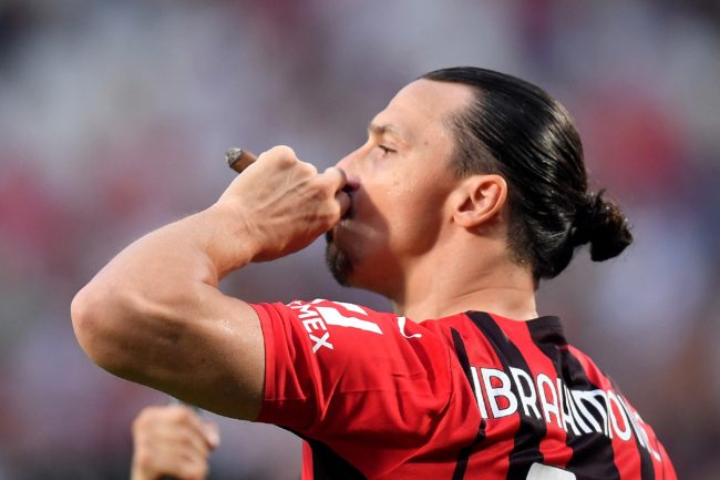 إبراهيموفيتش يصعد لمنصة التتويج بـ”سيجار”.. خطف الأضواء خلال احتفالات ميلان بالدوري الإيطالي