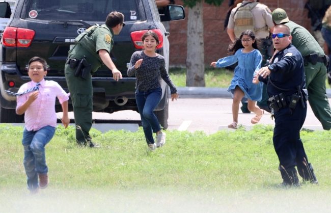 دماء زميلها أنقذتها! طفلة ناجية من مجزرة تكساس تروي كيف خدعت القاتل، وهذا ما قاله لمُعلمة قبل قتلها