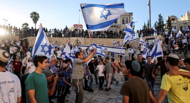 قبل ساعات من مسيرة “الأعلام”.. مستوطنون يقتحمون الأقصى بمشاركة النائب المتطرف بن غفير (فيديو)