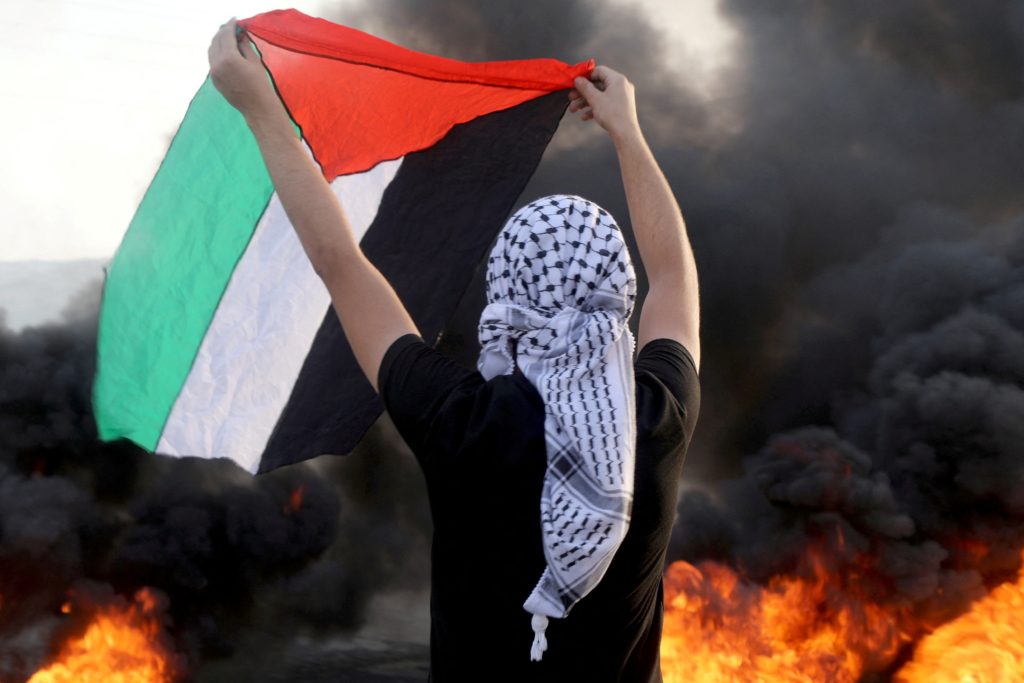 العلم الفلسطيني يثير