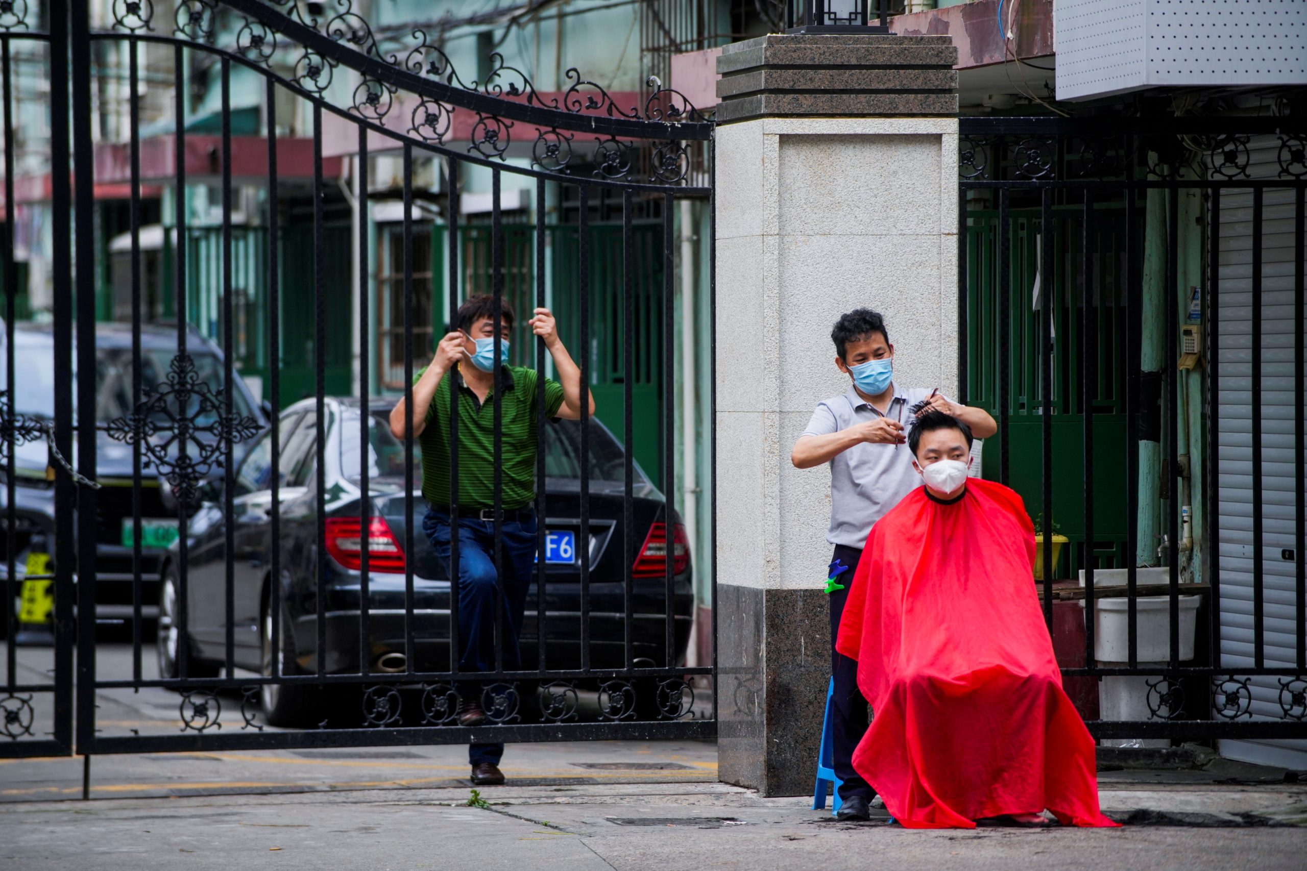 خروجه من المنزل أوصله للتحقيق الجنائي! الصين تعاقب مواطناً تسبب بحجر أكثر من 5 آلاف شخص