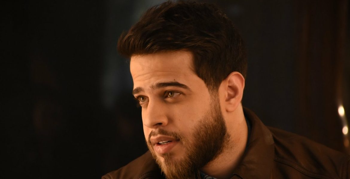 أول ظهور في الوسط الفني منذ اعتزاله! أدهم نابلسي يثير جدلاً بفيديو جمعه مع شاعر لبناني