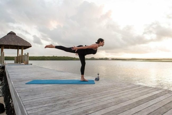 ياسمين صبري تواصل “مغامراتها” بعد الانفصال.. حلّقت بالطائرة فوق المحيط وتمارس اليوغا