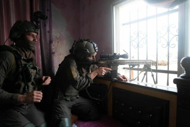 حاولوا التصدي لاعتداءات المستوطنين.. الاحتلال يستخدم الرصاص والغاز ضد الفلسطينيين ويصيب العشرات