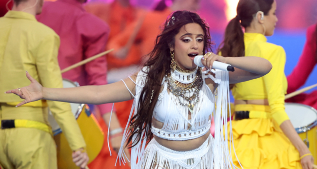 كوبية الأصل تعاطفت مع اللاجئين السوريين.. من هي كاميلا كابيلو مغنية حفل نهائي دوري الأبطال؟