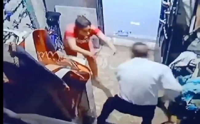 فيديو صادم لرجل يهاجم زوجته بقسوة في مصر ويثير غضباً.. انهال عليها ضرباً بالعصا حتى جعلها تنزف