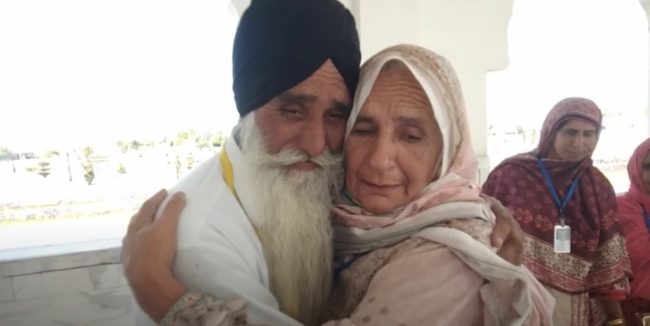 باكستانية مسلمة تلتقي شقيقيها من السيخ الهنود بعد 75 عاماً من الفراق.. هكذا جمع بينهم يوتيوبر (فيديو)