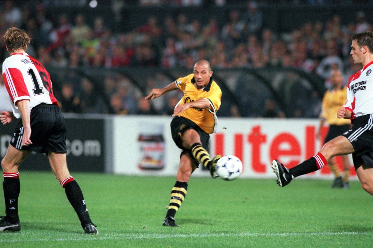 أحدهم طلب مليون إسترليني عن كل موسم لا يبصق فيه على الخصوم.. شروط غريبة في عقود لاعبي كرة القدم!