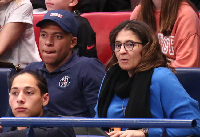 أثارت أزمة بين الصديقين.. لماذا تحاول فايزة العماري سرقة حكيمي من وكيله؟