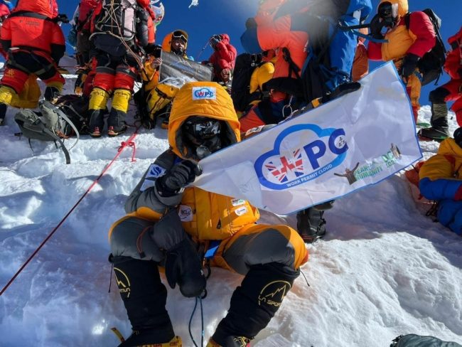 “لم أستوعب للآن الإنجازَ الذي حققتُه”! قصة أول مسلم بريطاني يصل لقمة إيفرست رغم صيامه برمضان