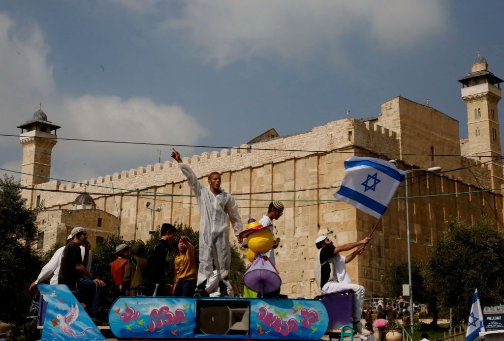 بالتزامن مع صلاة العيد.. مستوطنون يقتحمون الحرم الإبراهيمي ويؤدون طقوساً تلمودية (صور)