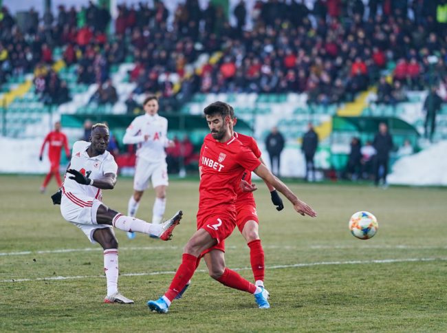 اللاعب الذي اختاره أهدرها وتسبّب بهبوط الفريق! فيديو لرئيس نادٍ يقتحم الملعب لتبديل منفّذ ركلة جزاء