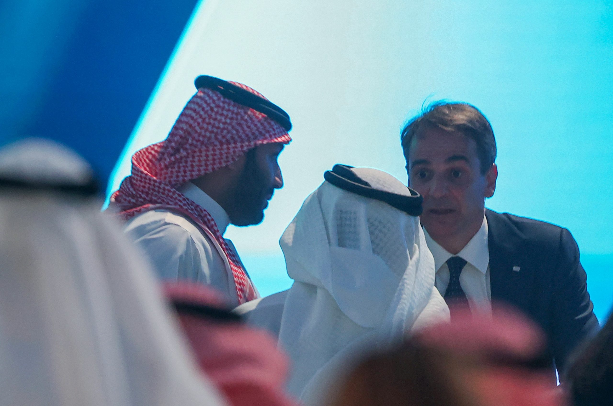 مشروع سيربط بين آسيا وأوروبا.. السعودية واليونان تتفقان على تدشين كابل ألياف ضوئية للبيانات