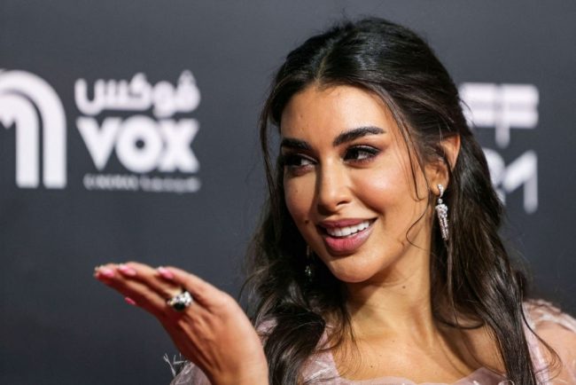 “لوك” جديد لياسمين صبري يثير جدلاً.. نشرت صورة لها، وجمهورها: “بقيتي شيرين” (صور)