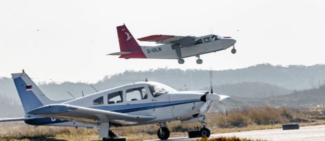 راكب ينقذ طائرة من هلاك محتوم! الطيار غاب عن الوعي فتولى هو قيادتها بهذه الطريقة