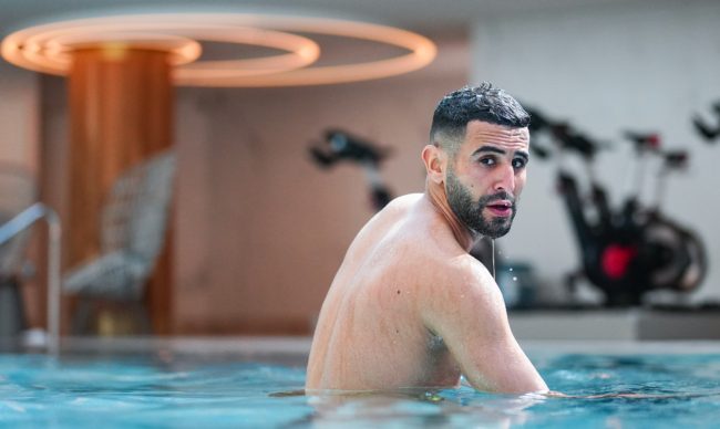 يتواجد في المغرب برفقة زوجته.. بلماضي يكشف سبب غياب رياض محرز عن معسكر منتخب الجزائر