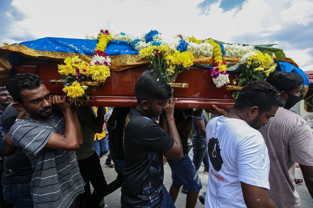 امرأة متوفاة تضرب تابوتها من الداخل أثناء نقلها للدفن.. فيديو لحالة من الدهشة أصابت المشيعين