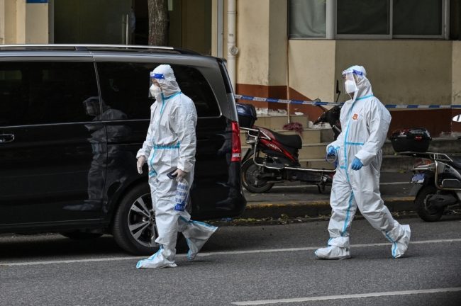 وضعوها بكيس للجثث وأرسلوها للمشرحة! فيديو صادم لاكتشاف موظفين لسيدة على قيد الحياة