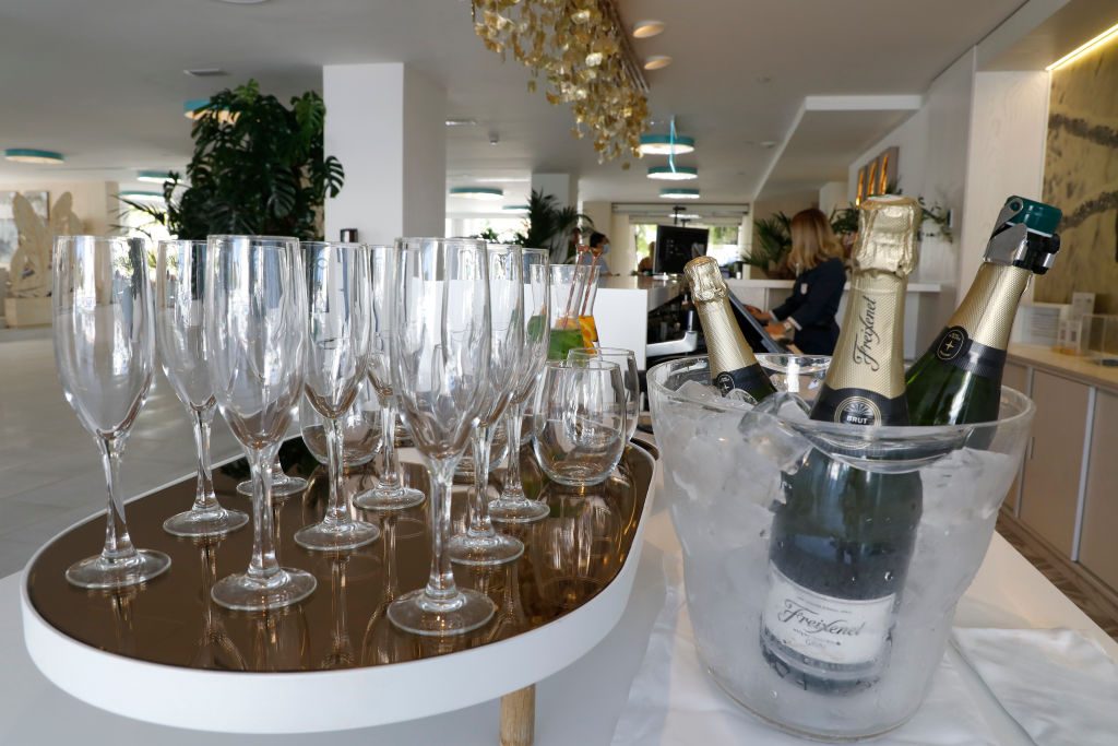 فندق “سري” بجبال الألب يشهد اجتماعاً بحضور محققين إسرائيليين.. استعان بهم أمير إماراتي ضد رجل أعمال إيراني