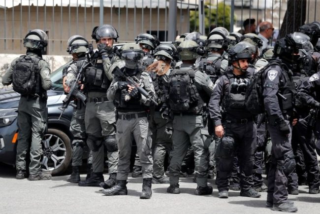 مستوطنون يهاجمون الفلسطينيين بعد هجوم الأغوار! أحرقوا ممتلكاتهم وأغلقوا الطرق والاحتلال يستنفر بحثاً عن منفذ العملية