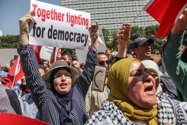 القضاء العسكري بتونس يحكم بسجن 4 نواب من البرلمان المنحل.. كانوا متابَعين في قضية “حادثة المطار”