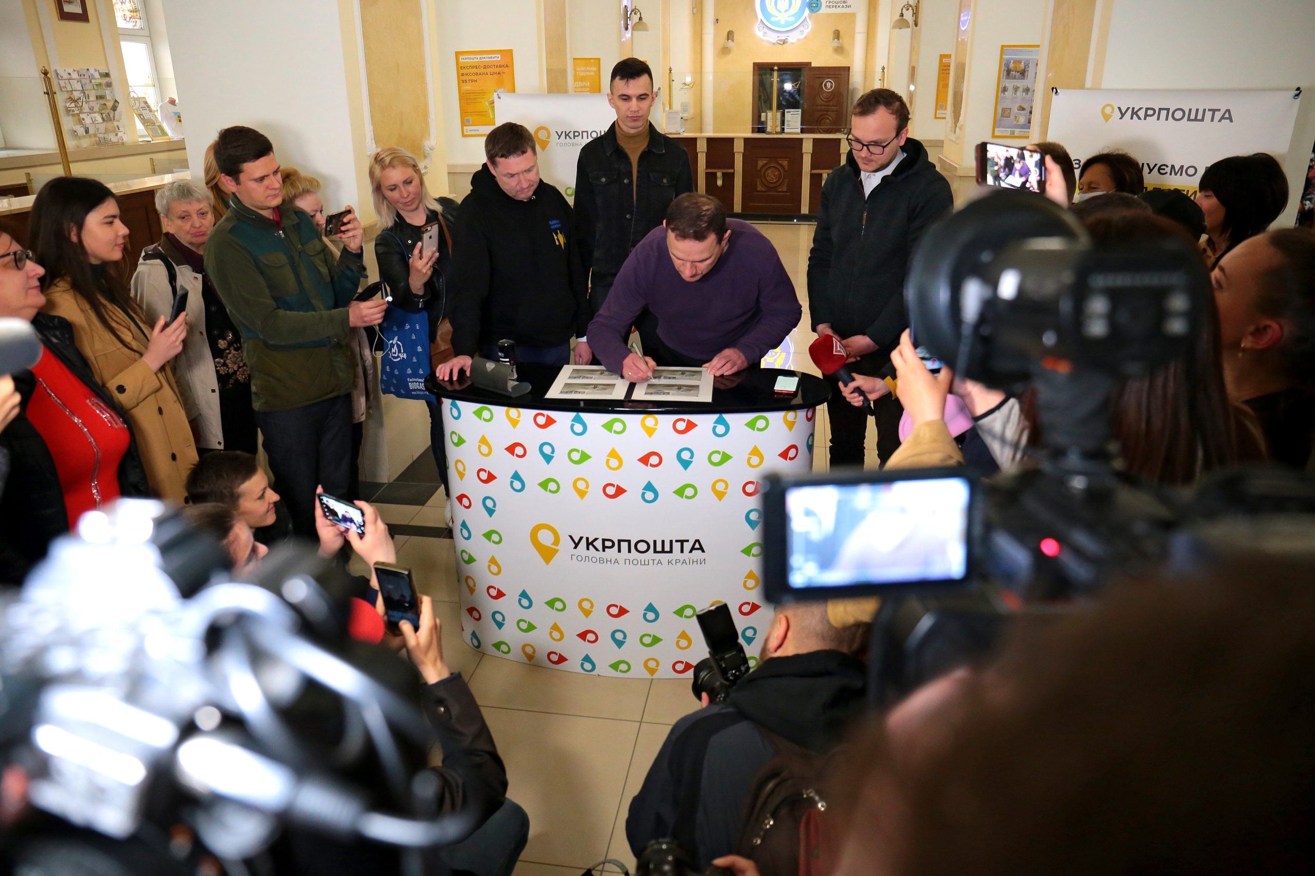 “سفينة حربية روسية .. انتهى أمرها!”.. أوكرانيا تصدر طوابع جديدة توثّق غرق الطراد “موسكفا”