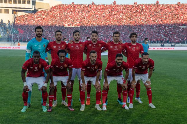 تعرض لانتقادات لاذعة بسبب تصرفه.. فيديو للاعب الأهلي المصري يرمي ميدالية دوري أبطال إفريقيا