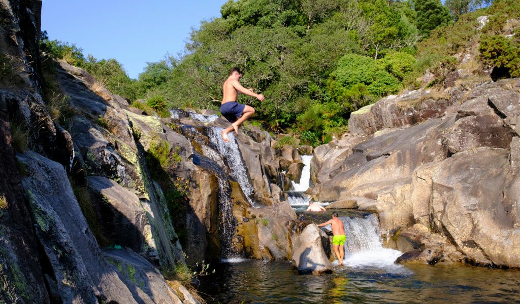 شاب يقفز في الماء بإسبانيا/GettyImages