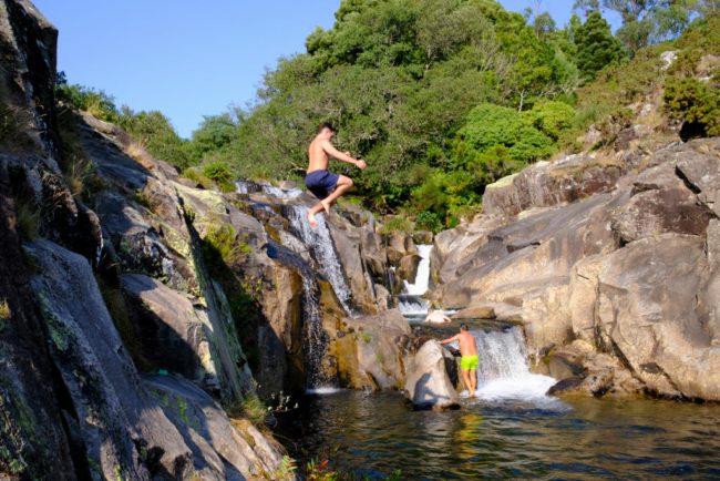 أسرة توثِّق سقوط والدهم من ارتفاع 100 قدم.. كان يستعد للقفز من أعلى للغطس بين الصخور “فيديو”