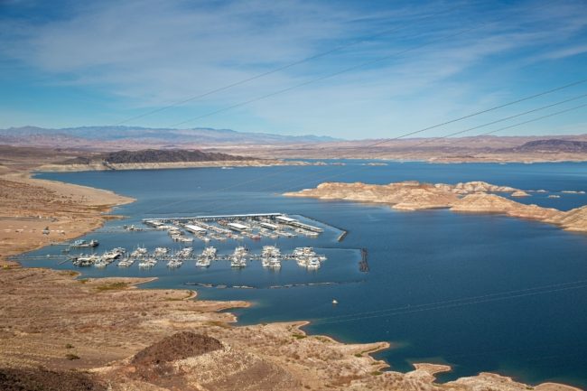 جفاف بحيرة أمريكية يكشف مفاجأة مدفونة منذ عقود! والشرطة تحذر من “اكتشافات صادمة”