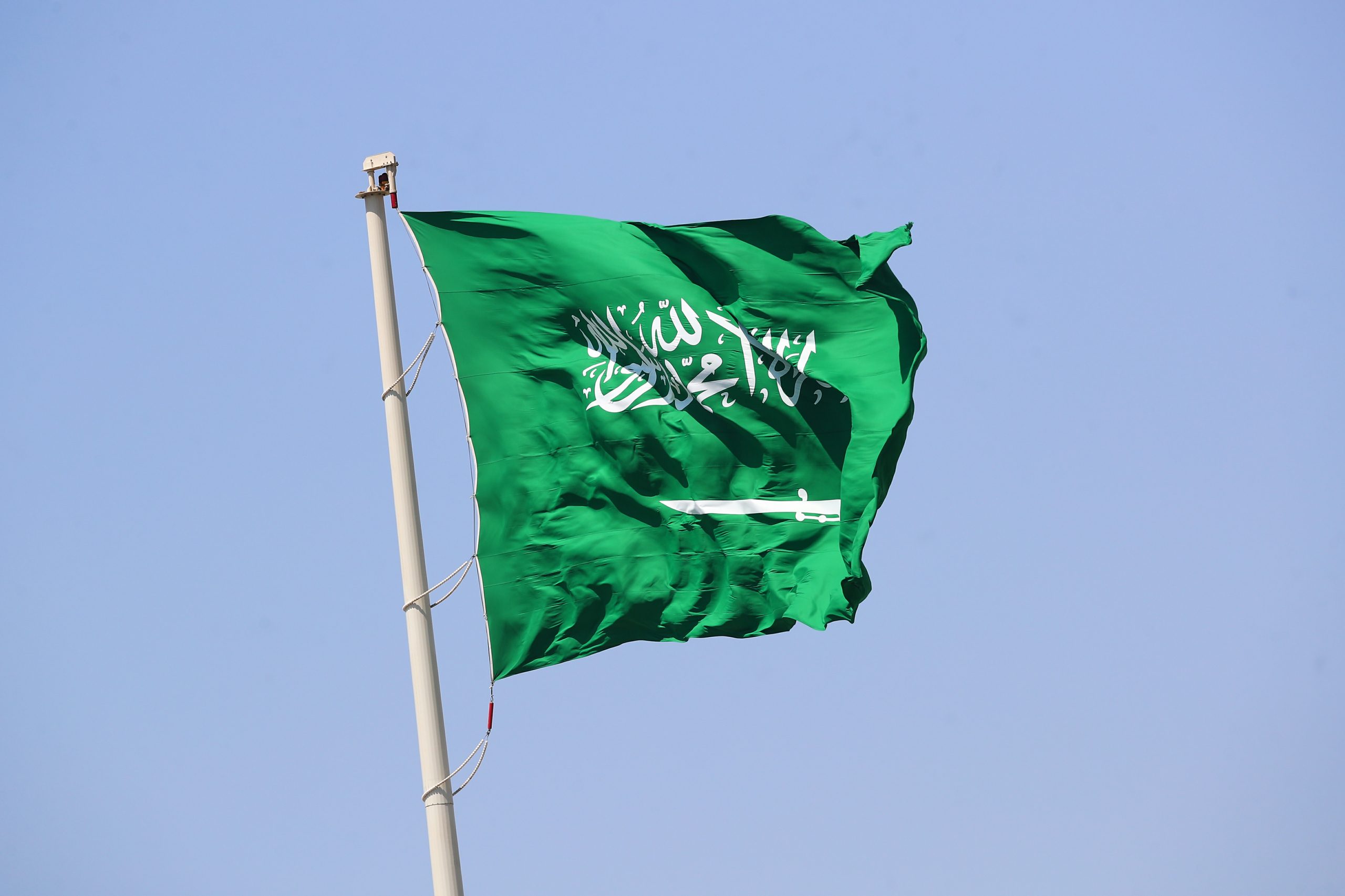 فيديو لمواطن يعتدي على ممرضة في السعودية داخل مستشفى يثير غضباً شعبياً.. والسلطات تعتقل المعتدي