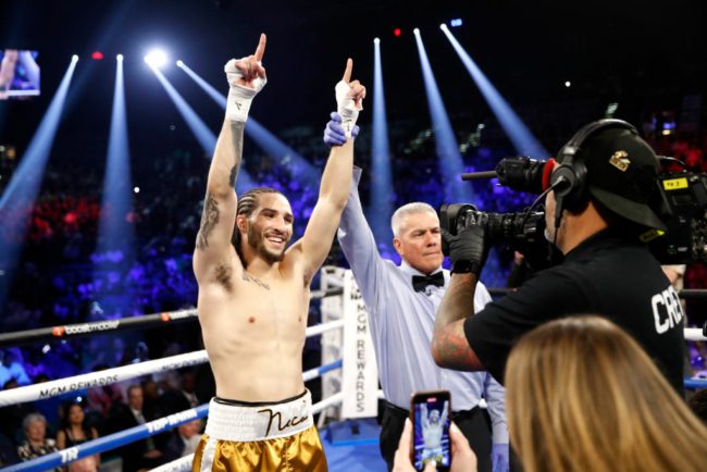 “إنني أعيد جدي للحياة”.. حفيد محمد علي كلاي يفوز بـ”الضربة القاضية” ويحافظ على سجل بلا هزائم (فيديو)