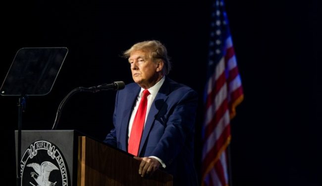 ترامب يدافع عن حمل الأمريكيين للأسلحة رغم ارتكاب مجزرة المدرسة بتكساس! شارك بمؤتمر لمحبي التسلّح