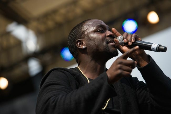 ارتدى ثوباً إماراتياً في إعلانٍ سعودي! نجم عالمي يتعرَّض للسخرية عبر منصات التواصل الاجتماعي (فيديو)