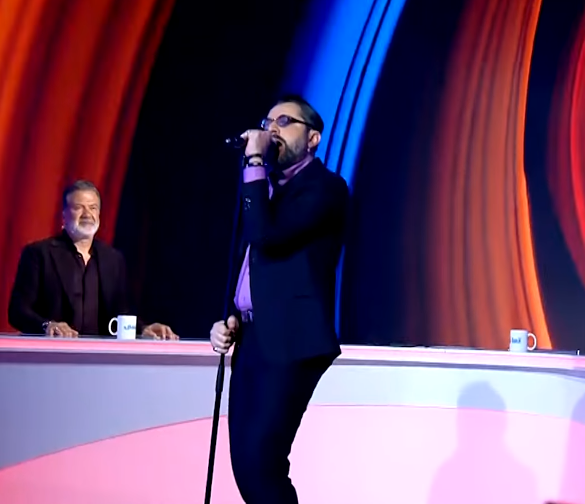 سوشيال ميديا/ أنس فخري يخرج من نمط القدود الحلبية ويغنّي الروك آند رول