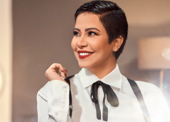 شيرين عبد الوهاب تطلّ بالعباءة السوداء في حفلها مع كاظم الساهر