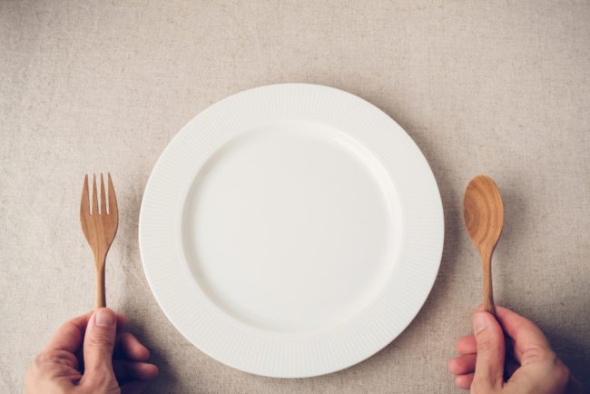 لا يأكلون أو يشربون، وطاقة الهواء والضوء تكفيهم.. ممارسة “التنفسية” التي روجها محتالون وقتلت من صدّقهم