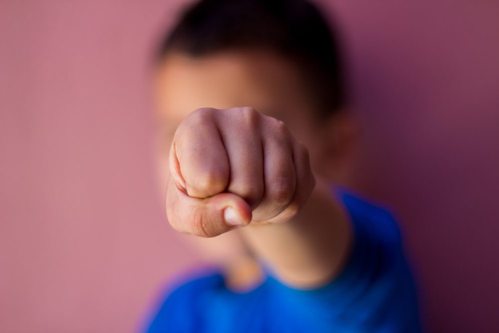 يلجأ الطفل لضرب من حوله تعبيراً عن مشاعره القوية التي لا يستطيع تفسيرها - ShutterStock