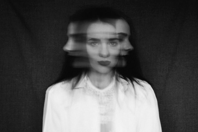 يسمع ويرى أشياء غير موجودة، ويتوهم أنه زعيم سياسي.. “الذهان” حالة مرضيّة قد تؤدي للانتحار!