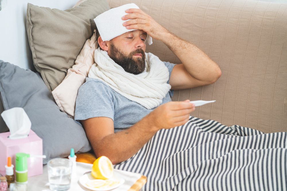 الصداع والحمّى من الأعراض الشائعة للإيدز / shutterstock