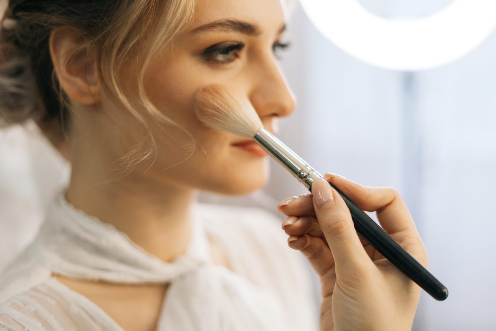 تطبيق المكياج له نفس الأهمية في إخفاء العيوب بشكل مثالي - ShutterStock