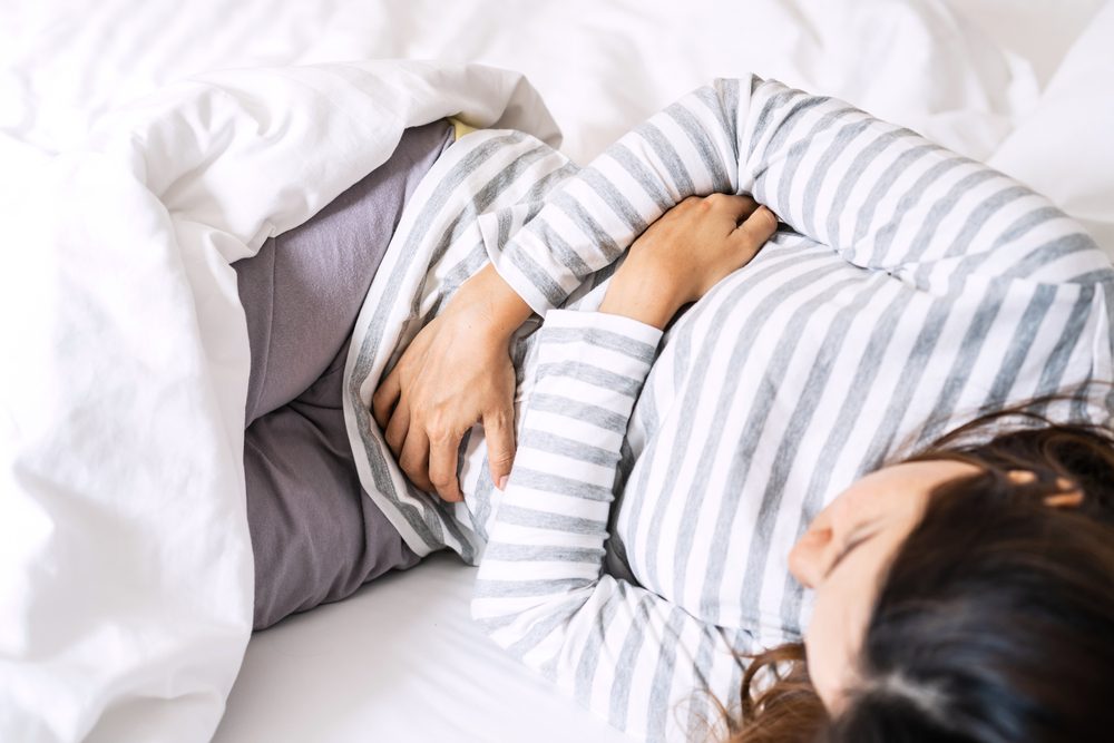 آلام الحيض الشهرية قد تعطلك حياتك بالكامل بسبب شدتها - ShutterStock