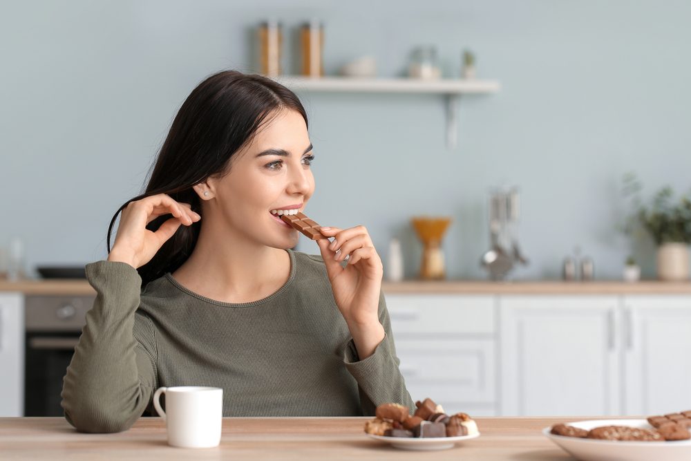 الشوكولاتة غنية بالمغنسيوم الذي يقلل من التهابات الجسم والشعور بالألم. - Shutterstock